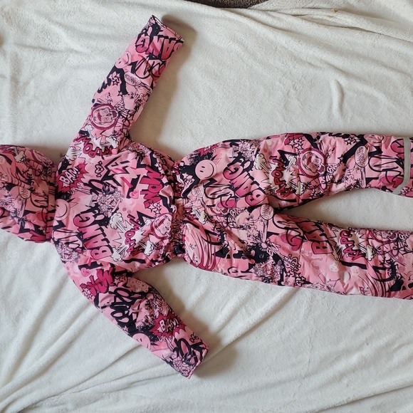 Pilguni girls pink and black snowsuit and gloves. - Picture 3 of 16